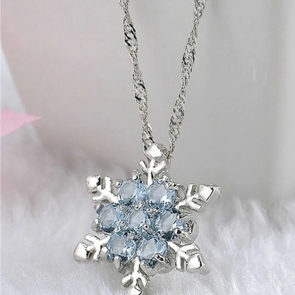 Beautiful Snowflake Necklace